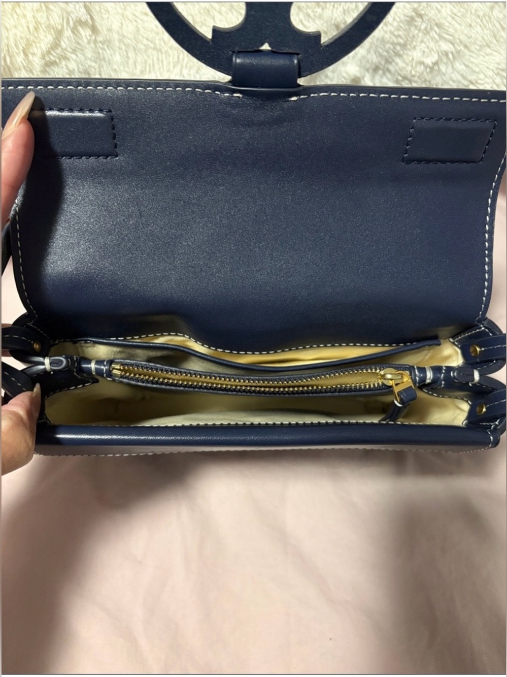 Tory Burch Navy Leather Crossbody with Logo Medallion - Picture 2 of 6
